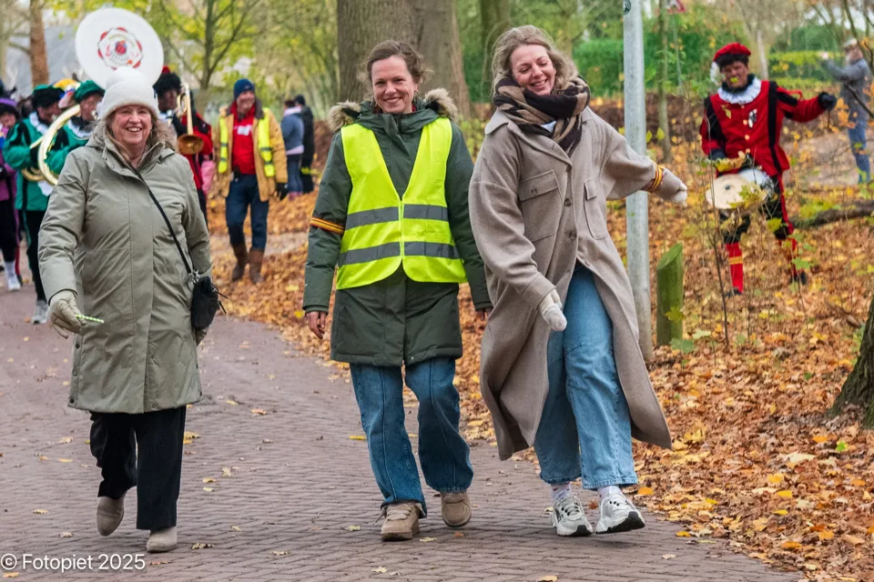 Vrijwilligers lopen vooraan in de optocht van 2025.
